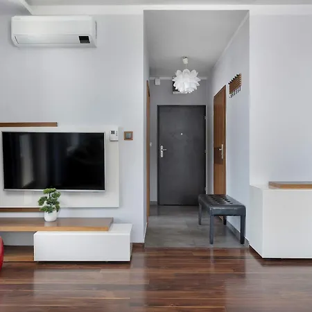 Διαμέρισμα With A River View Near The Old Town By Renters Prestige